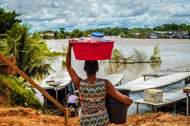 O cotidiano da mulher às margens do Rio Yaco⁣, em⁣ Sena Madureira