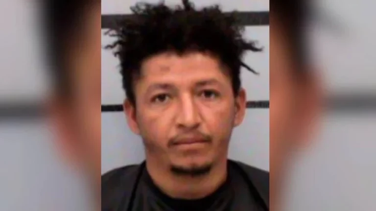 Mãe encontra namorado nu na cama com filha de 7 anos e o atropela