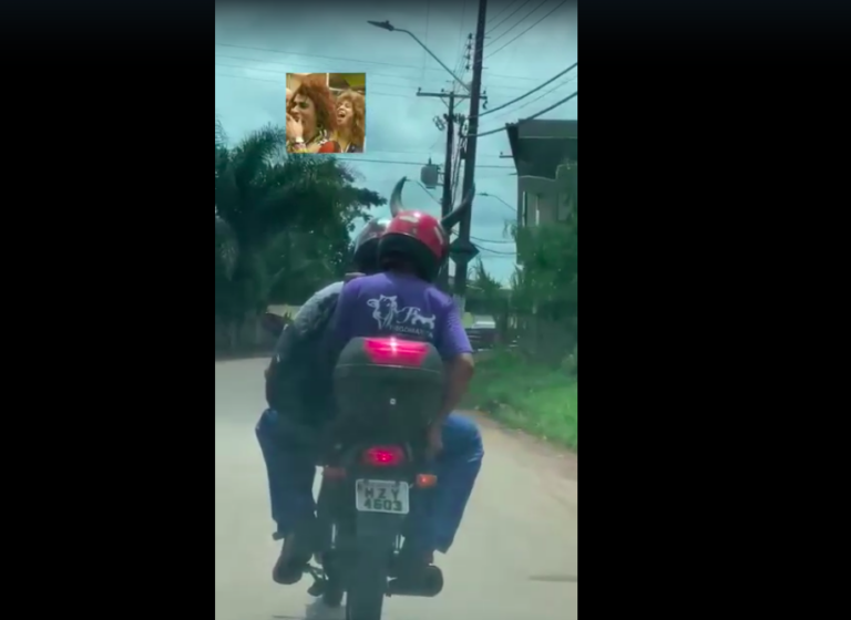 Vídeo: na garupa da moto, homem usa capacete com par de chifres no Quinari e diverte moradores
