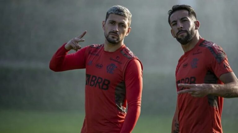 Gringos do Flamengo aproveitam folga com modelos no “QG” de Neymar