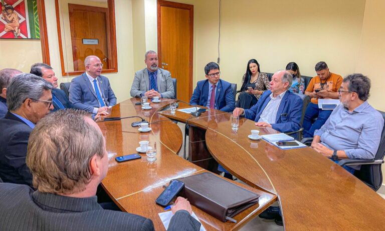 Ex-ministro de Ciência e Tecnologia visita Aleac para discutir desenvolvimento do Acre