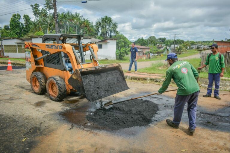 Parceria entre governo e prefeitura realiza ação tapa-buraco em Rodrigues Alves