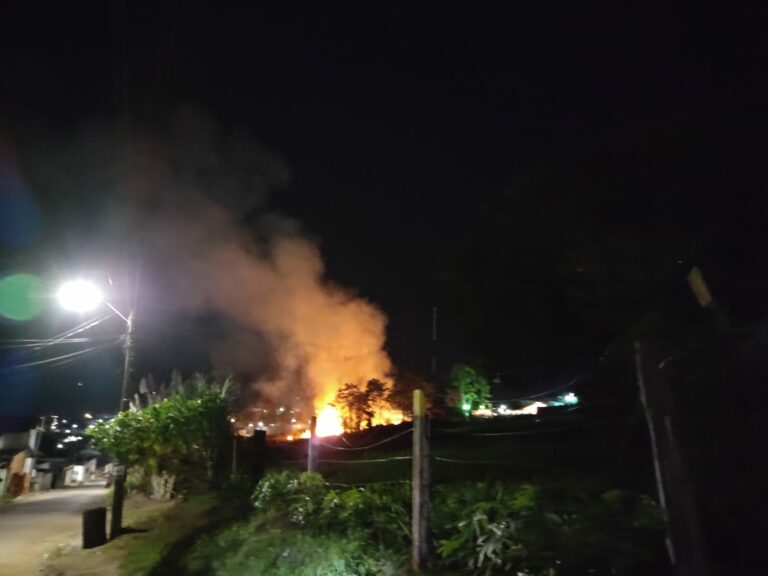 Imagens mostram incêndio de grandes proporções em área de vegetação de Rio Branco