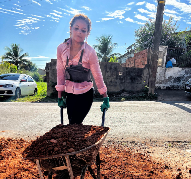 Acreana de 27 anos ganha repercussão nas redes sociais trabalhando como servente de pedreiro