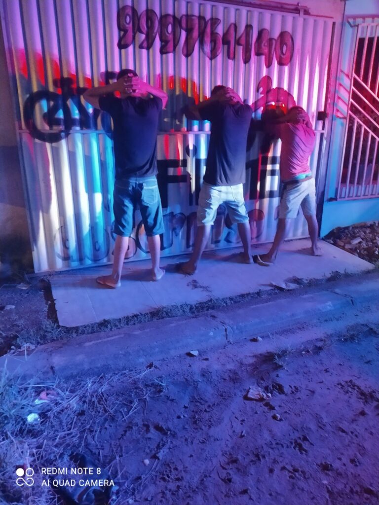 Sena Madureira: Infratores jogam celulares por cima da muralha e três acabam presos