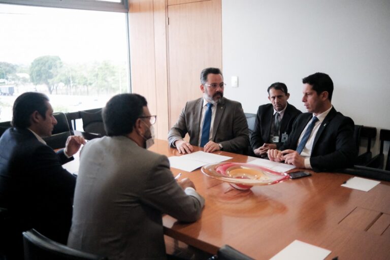 Alan Rick solicita liberação de recursos para obras em andamento no Estado