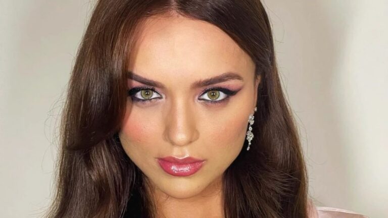 Rafa Kalimann surge deslumbrante durante mergulho em cachoeira