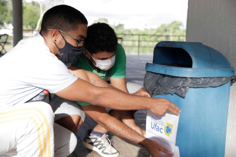 Estudantes da Ufac querem bancar placa de formatura com dinheiro arrecado com reciclagem