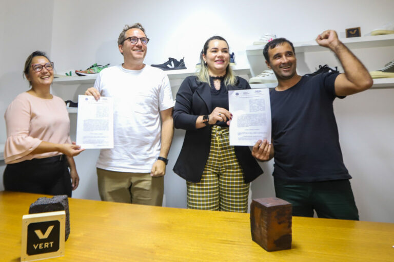 Indústria francesa investe em capacitação para jovens e amplia compra de borracha no Acre