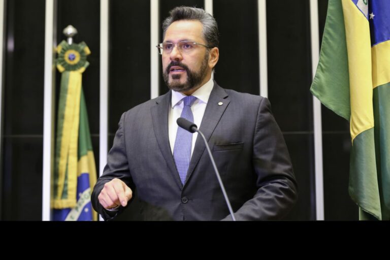 Alan Rick vota sim e Câmara aprova o piso nacional da enfermagem