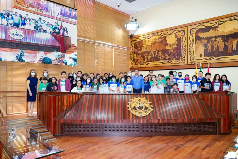Alunos da Escola Sesi visitam Aleac e conhecem um pouco sobre a rotina do legislativo