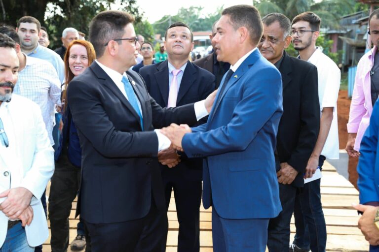 No aniversário de Assis Brasil, prefeito homenageia governador e cidade ganha obras