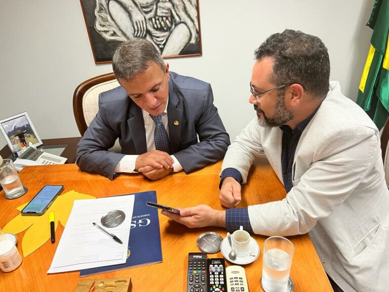 Bittar apresenta maquete da passarela sobre o Rio Amônia e diz que licitação sai em breve