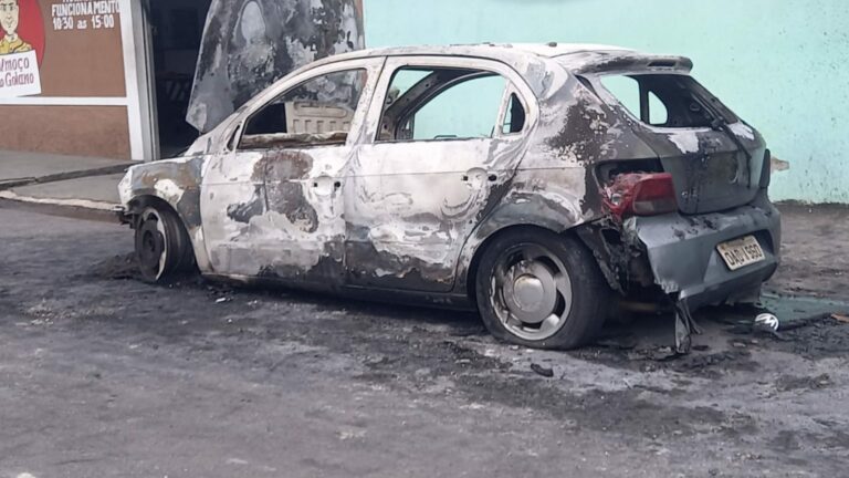 Vídeo mostra momento em que carro pega fogo um dia após manutenção