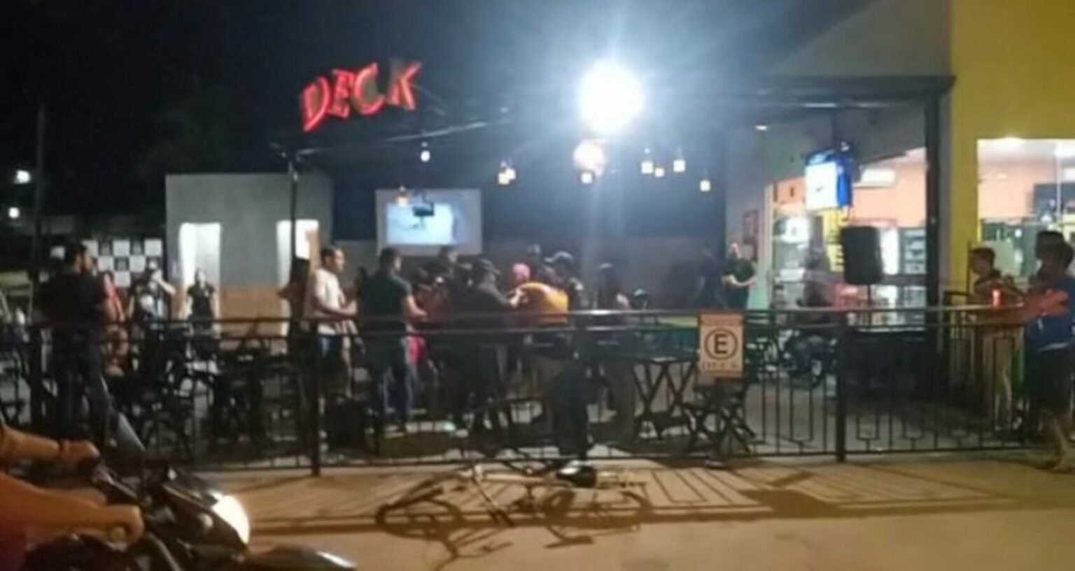 Confusão generalizada é registrada em conveniência do Deck; confira o vídeo e mais detalhes