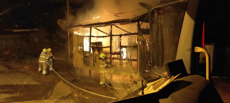 Incêndio destrói residência no bairro Jardim Primavera, em Sena Madureira