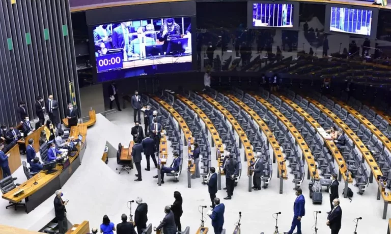 Câmara aprova teto do ICMS para combustíveis e energia, que deve baixar preços no ano eleitoral