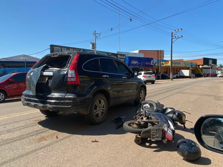 Acidente entre moto e carro deixa trânsito lento na Nações Unidas, em Rio Branco