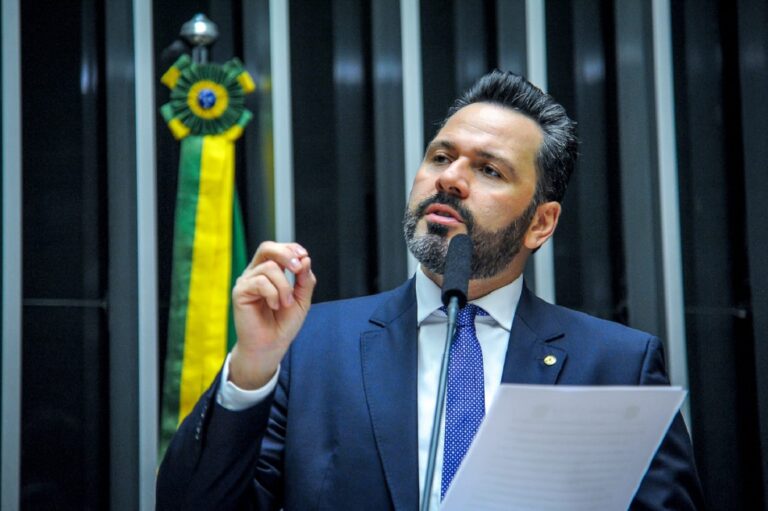 Homeschooling: emenda de Alan Rick barra obrigatoriedade de duplo credenciamento de escolas