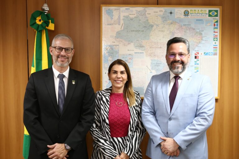 Alan Rick reúne-se com Ministro da Educação para tratar do Revalida 2022 e construção de CAp