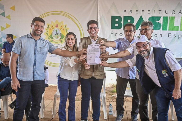 Em Brasileia, governo assina ordem de serviço para asfaltamento de ramal e anuncia regularização fundiária do Bairro Eldorado