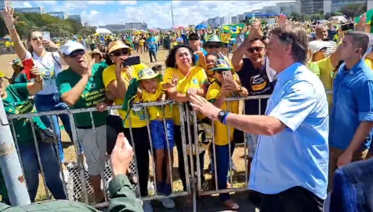 Bolsonaro vai a manifestação pró-governo em Brasília, acena, mas não discursa