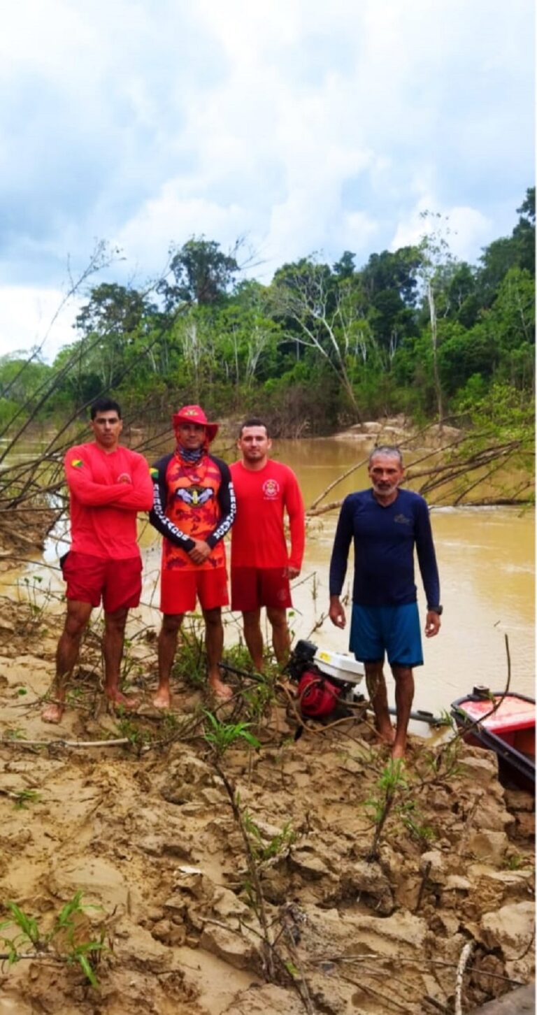 Embarcação naufraga no rio Caeté, em Sena Madureira; Bombeiros resgatam canoa e motor