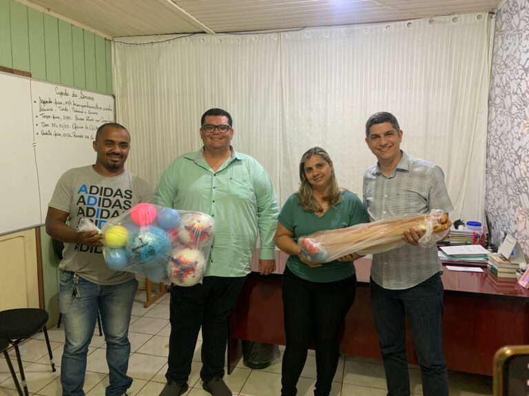 Calegário acompanha entrega de kits esportivos nas escolas municipais oriundos de suas emendas