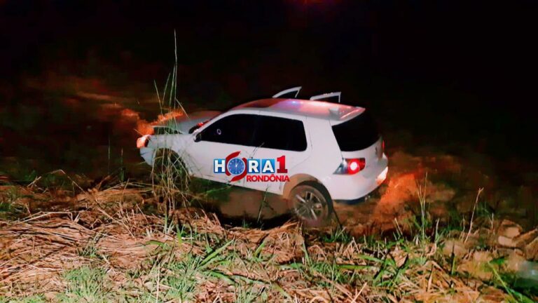 Carro capota com casal na BR-364 próximo da Unir em Porto Velho