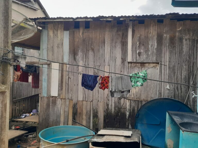 Veja o vídeo: Em Sena, moradora se emociona ao pedir ajuda para reconstruir casa