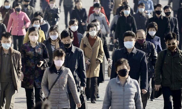 Coreia do Norte relata primeira morte por covid-19 em meio a surto