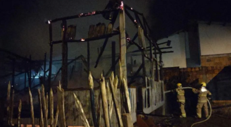 Casa pega fogo e Corpo de Bombeiros é acionado para contenção das chamas em Cruzeiro do Sul