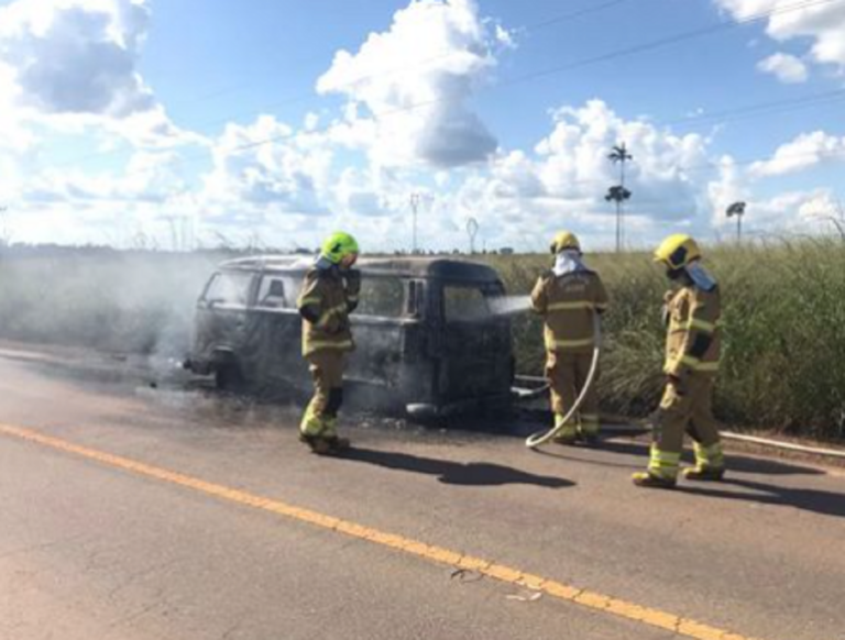 Corpo de Bombeiros de Rio Branco atendem ocorrência de incêndio veicular