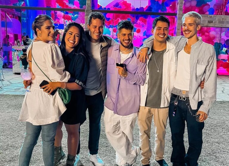 Filhos de Leonardo posam todos juntos e ele reclama: “Não chama o ‘véi’ para a foto”