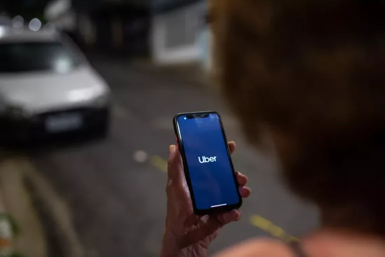 Passageiro do Uber que faz pagamento em dinheiro terá que tirar selfie para solicitar corrida