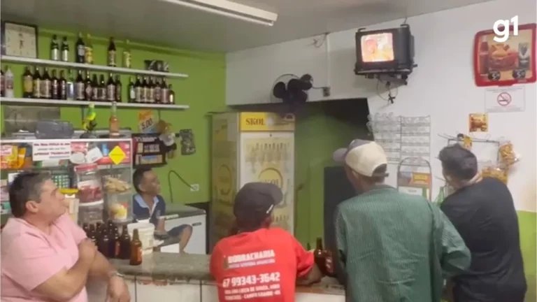 ‘Se mudar de canal tem briga’: grupo de amigos se reúne diariamente em bar para assistir ‘Pantanal’, veja vídeo