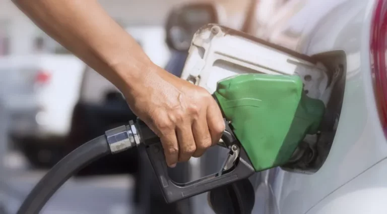 Teto do ICMS: redução na gasolina pode chegar a R$ 1,15 por litro, dizem economistas