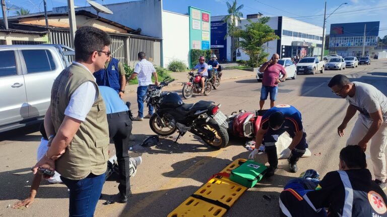 Gladson Cameli presencia acidente na Getúlio Vargas e presta auxílio às vítimas