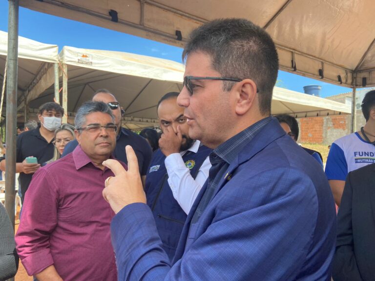 Dois anos após lançamento, Gladson diz que só teve acesso à cédula de R$ 200 nesta segunda: “Todo feliz”