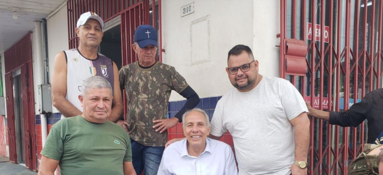 Em prisão domiciliar, ex-deputado Hildebrando Pascoal vai às ruas e conversa com população