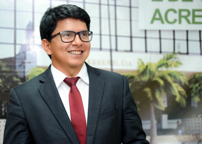 Gladson ainda lidera, mas Jenilson cresce e já ocupa o segundo lugar em pesquisa para governador