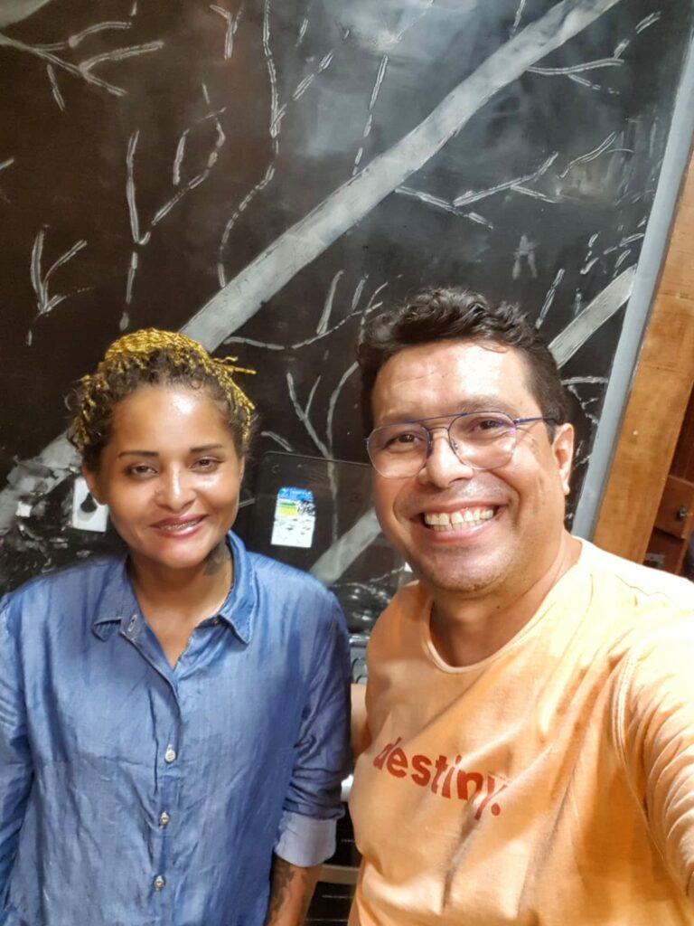 Após história viralizar, acreana que trabalhava como servente de pedreiro é contrata e será chefe de garçons em posto na Capital