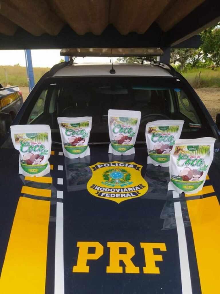 No Acre, PRF apreende mais de 4kg de cocaína líquida em embalagens de óleo de coco