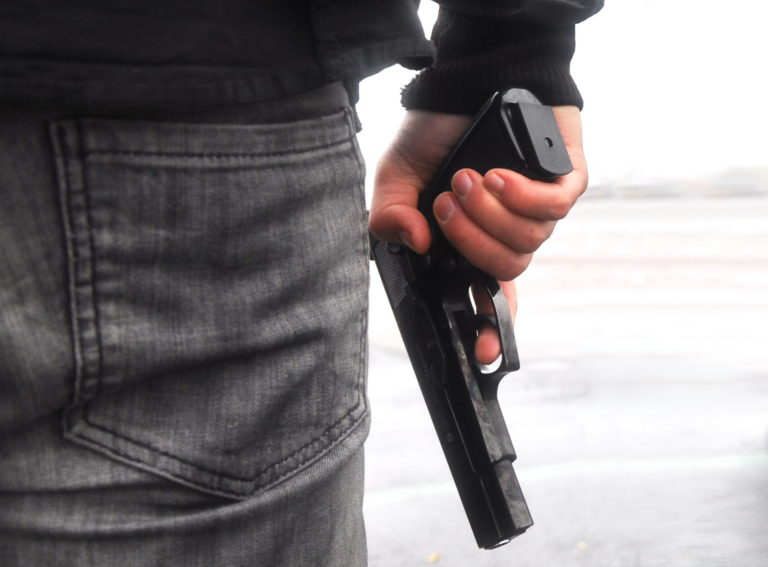 Homem sai para comprar pão e acaba baleado por motoqueiro