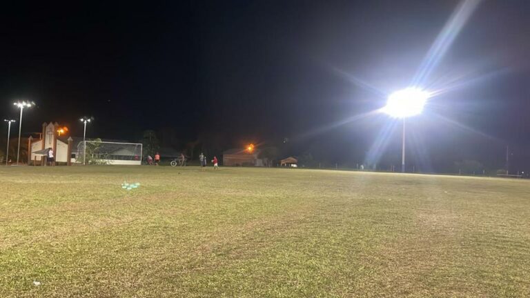 Prefeitura de Cruzeiro do Sul inaugura iluminação na arena da Vila São Pedro 