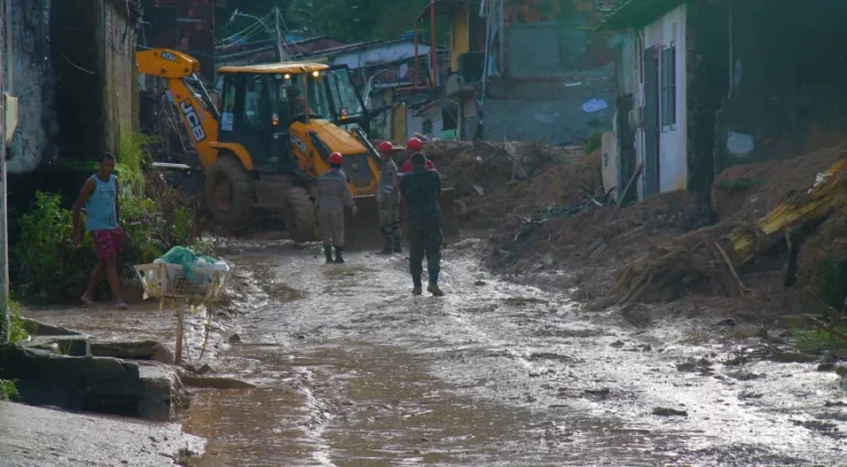 Sobe para cem o número de mortos em Pernambuco devido às chuvas
