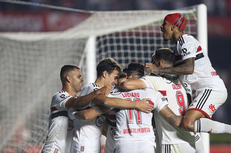 São Paulo vence o Santos e pula para a quinta posição no Brasileirão
