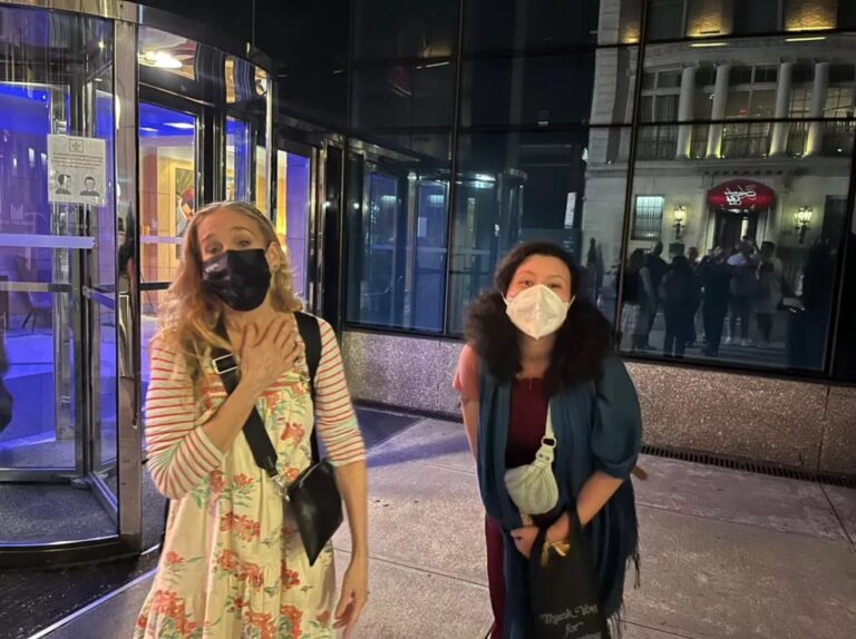 Amazonense entrega livro de Milton Hatoum para Sarah Jessica Parker e atriz comemora. ‘Estou tão emocionada’