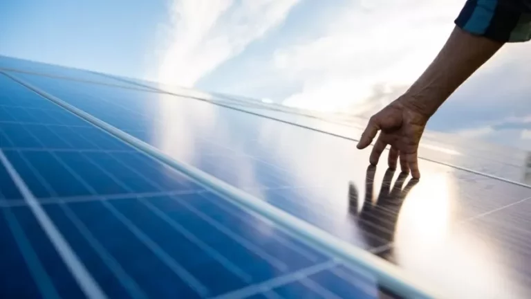 Como funciona energia solar por assinatura, que deixa conta de luz mais barata