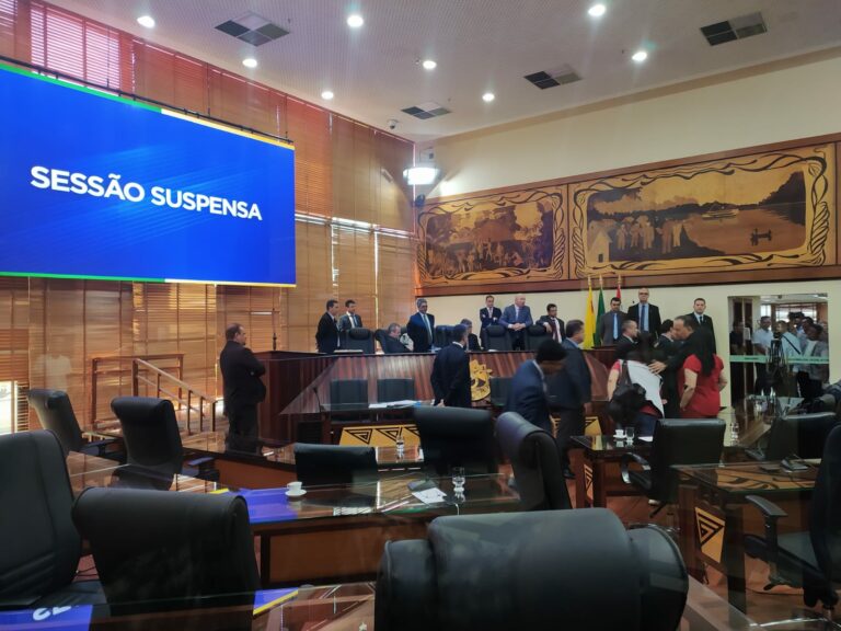 Mazinho e Gehlen discutem na Aleac e prefeito é contido por seguranças